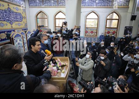 Homayoun Shajarian (L), chanteur de musique classique et de crossover classique iranien, fils du maître chanteur de la musique traditionnelle perse, calligraphe persan et activiste humanitaire, Mohammad-Reza Shajarian, parle pour les médias, Des artistes et ses proches participent à une cérémonie de mort-prière sur le cercueil de Shajarian dans le cimetière de Behesht-e-Zahra, au sud de Téhéran, sur 9 octobre 2020. (Photo de Morteza Nikoubazl/NurPhoto) Banque D'Images