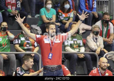 Entraîneur-chef Bennett Wiegert gestes de SC Magdeburgi pendant le match LIQUI MOLY Handball-Bundesliga entre SC Magdeburg et Frisch auf Goepingen à GETEC-Arena sur 08 octobre 2020 à Magdebourg, Allemagne. (Photo de Peter Niedung/NurPhoto) Banque D'Images