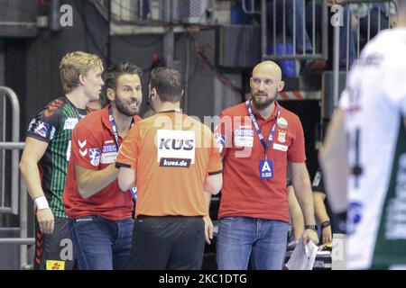 Entraîneur-chef Bennett Wiegert gestes de SC Magdeburgi pendant le match LIQUI MOLY Handball-Bundesliga entre SC Magdeburg et Frisch auf Goepingen à GETEC-Arena sur 08 octobre 2020 à Magdebourg, Allemagne. (Photo de Peter Niedung/NurPhoto) Banque D'Images