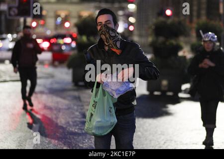 Les travailleurs de l'accueil de Glasgow déversent les restes de glace du service de ce soir devant les chambres de ville sur 09 octobre 2020 à Glasgow, en Écosse. Cela vient comme une protestation contre les pubs et les restaurants dans la ceinture centrale qui vendent de l'alcool étant forcé de fermer à mesure que de nouvelles mesures de coronavirus entrent en vigueur le 6pm vendredi, ces restrictions sont prévues pour durer jusqu'à 25 octobre. (Photo par Ewan Bootman/NurPhoto) Banque D'Images