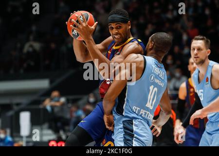 Brandon Davies (L) de Barcelone en action contre will Thomas (10) de Zenit Saint-Pétersbourg lors du match de basketball européen entre Zenit Saint-Pétersbourg et le FC Barcelone sur 9 octobre 2020 au Palais des sports de Yubileyny à Saint-Pétersbourg, en Russie. (Photo de Mike Kireev/NurPhoto) Banque D'Images