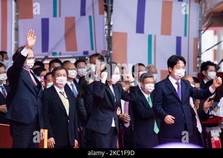 Le président Tsai Ing-wen (C) a fait deux pouces devant la foule avec le vice-président Lai Ching-te (L), et le président du Parlement vous si-kun à la fin de l'événement à Taipei, Taiwan sur 10 octobre 2020. Le président taïwanais Tsai Ing-wen a prononcé un discours fort lors de sa Journée nationale de 109th sur le 10 octobre (samedi), qui a promis de renforcer les défenses nationales et de travailler plus étroitement avec ses partenaires régionaux sur les questions de sécurité. (Photo par Annabelle Chih/NurPhoto) Banque D'Images