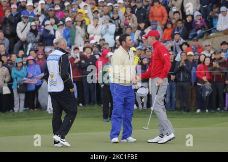 Steven Bowditch, joueur international de l'équipe, et Jimmy Walker, joueur des États-Unis, se secouent après la fin du match dans le hall 18th, lors du match unique de la PGA Tour President Cup au Jack Nicklaus GC à Incheon, en Corée du Sud, sur 11 octobre 2015. (Photo de Seung-il Ryu/NurPhoto) Banque D'Images