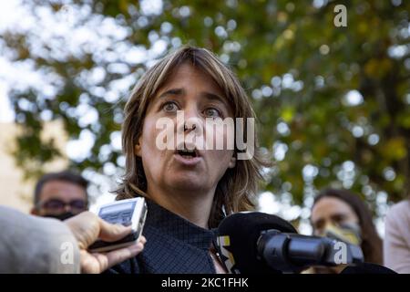 L'adjoint de l'Assemblée de la République et Coordonnateur national du Parti Bloco de Esquerda, Catarina Martins, rencontre des employés de cantines scolaires, pour les sensibiliser à la situation précaire dans laquelle ils se trouvent, sur 10 octobre 2020 à Matosinhos, Portugal. (Photo de Rita Franca/NurPhoto) Banque D'Images