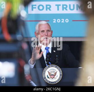 10 octobre 2020 - Orlando, Floride, États-Unis - le vice-président américain Mike Pence s'adresse à des supporters lors d'un rassemblement de campagne Latinos for Trump à l'Université chrétienne centrale sur 10 octobre 2020, à Orlando, en Floride. Avec 24 jours avant l'élection présidentielle de 2020, Donald Trump et le démocrate Joe Biden ont tous deux courtisé le vote latino-américain, les Latinos étant la plus grande minorité raciale ou ethnique de l'électorat, avec 32 millions d'électeurs éligibles. (Photo de Paul Hennessy/NurPhoto) Banque D'Images