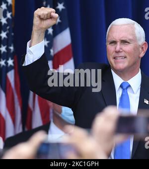 10 octobre 2020 - Orlando, Floride, États-Unis - le vice-président des États-Unis, Mike Pence, se présente devant la foule après avoir pris la parole devant des supporters lors d'un rassemblement de campagne pour Trump à l'Université chrétienne centrale sur 10 octobre 2020 à Orlando, en Floride. Avec 24 jours avant l'élection présidentielle de 2020, Donald Trump et le démocrate Joe Biden ont tous deux courtisé le vote latino-américain, les Latinos étant la plus grande minorité raciale ou ethnique de l'électorat, avec 32 millions d'électeurs éligibles. (Photo de Paul Hennessy/NurPhoto) Banque D'Images