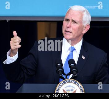 10 octobre 2020 - Orlando, Floride, États-Unis - le vice-président américain Mike Pence s'adresse à des supporters lors d'un rassemblement de campagne Latinos for Trump à l'Université chrétienne centrale sur 10 octobre 2020, à Orlando, en Floride. Avec 24 jours avant l'élection présidentielle de 2020, Donald Trump et le démocrate Joe Biden ont tous deux courtisé le vote latino-américain, les Latinos étant la plus grande minorité raciale ou ethnique de l'électorat, avec 32 millions d'électeurs éligibles. (Photo de Paul Hennessy/NurPhoto) Banque D'Images