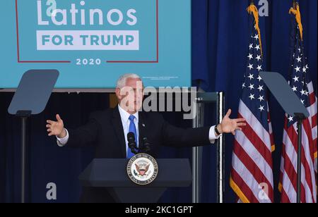 10 octobre 2020 - Orlando, Floride, États-Unis - le vice-président américain Mike Pence s'adresse à des supporters lors d'un rassemblement de campagne Latinos for Trump à l'Université chrétienne centrale sur 10 octobre 2020, à Orlando, en Floride. Avec 24 jours avant l'élection présidentielle de 2020, Donald Trump et le démocrate Joe Biden ont tous deux courtisé le vote latino-américain, les Latinos étant la plus grande minorité raciale ou ethnique de l'électorat, avec 32 millions d'électeurs éligibles. (Photo de Paul Hennessy/NurPhoto) Banque D'Images