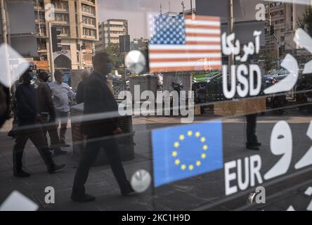Un iranien passe devant un panneau électronique exposé au bureau de change du quartier des affaires de Téhéran sur 10 octobre 2020. Le dollar américain a de nouveau augmenté. Vous pouvez voir le prix inférieur à 300 000 IRR pour chaque dollar sur la carte électronique affichée aux magasins de change, mais le prix réel en USD était de 300 000 IRR pour l'achat et 3 250 000 IRR pour la vente sur chaque dollar, A Dit Un changeur d'argent de rue au photographe. (Photo de Morteza Nikoubazl/NurPhoto) Banque D'Images