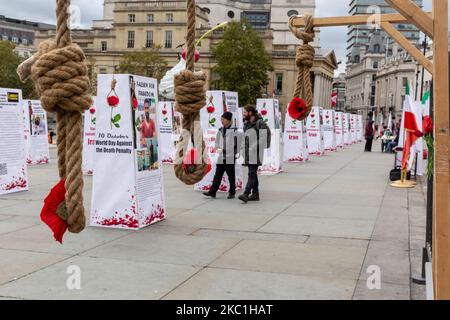 Une exposition « Stop Execution in Iran » appelant le gouvernement iranien à mettre fin à la peine de mort en Iran sur Trafalgar Square, à 10 octobre 2020, Londres, en Angleterre. L'exposition, organisée par les communautés anglo-iraniennes au Royaume-Uni, a marqué la Journée mondiale contre la peine de mort. (Photo par Dominika Zarzycka/NurPhoto) Banque D'Images