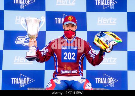 Matteo Grattarola champion du monde 2020 Célébrez sur le podium pendant les Championnats du monde FIM Trial2 Lazzate, Italie, sur 10 octobre 2020. (Photo de Massimo Bertolini/NurPhoto) Banque D'Images