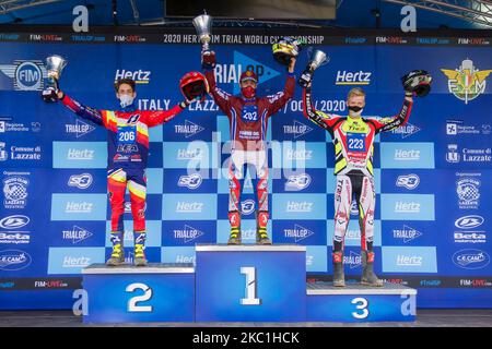 (G-D) Aniol Gelabert Roura, Matteo Grattarola, Sondre Haga Célébrez sur le podium pendant le FIM Trial2 Championshipsm mondial à Lazzate, en Italie, sur 10 octobre 2020. Matteo Grattarola champion du monde 2020 (photo de Massimo Bertolini/NurPhoto) Banque D'Images