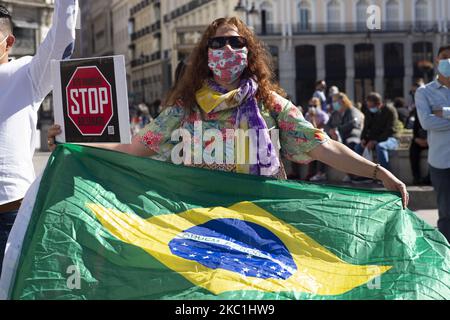 Les manifestants se réunissent à Madrid pour demander la démission du président brésilien Jair Bolsonaro pour sa mauvaise gestion contre Covid-19 au Brésil à Madrid, en Espagne, sur 11 octobre 2020. (Photo par Oscar Gonzalez/NurPhoto) Banque D'Images