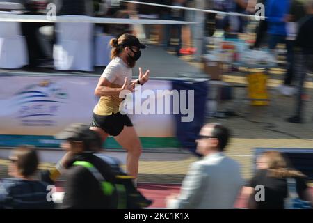 Un coureur portant un masque médical sur son chemin pour terminer l'édition 37th du Marathon de Sofia, à côté de la cathédrale Saint Aleksandar Nevski. Dimanche, 11 octobre 2020, à Sofia, Bulgarie. (Photo par Artur Widak/NurPhoto) Banque D'Images