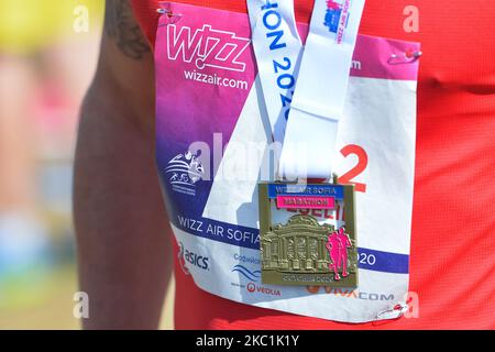 Un finisseur vu avec une médaille souvenir après avoir terminé l'édition 37th du Marathon de Sofia, à côté de la cathédrale Saint Aleksandar Nevski. Dimanche, 11 octobre 2020, à Sofia, Bulgarie. (Photo par Artur Widak/NurPhoto) Banque D'Images