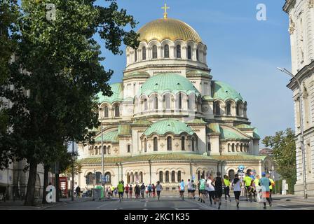 Coureurs vus lors de l'édition 37th du Marathon de Sofia, à côté de la cathédrale Saint Aleksandar Nevski. Dimanche, 11 octobre 2020, à Sofia, Bulgarie. (Photo par Artur Widak/NurPhoto) Banque D'Images