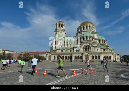 Coureurs vus lors de l'édition 37th du Marathon de Sofia, à côté de la cathédrale Saint Aleksandar Nevski. Dimanche, 11 octobre 2020, à Sofia, Bulgarie. (Photo par Artur Widak/NurPhoto) Banque D'Images