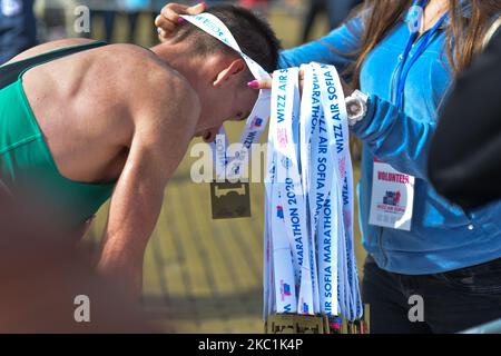 Un finisseur reçoit une médaille souvenir après avoir terminé l'édition 37th du Marathon de Sofia, à côté de la cathédrale Saint Aleksandar Nevski. Dimanche, 11 octobre 2020, à Sofia, Bulgarie. (Photo par Artur Widak/NurPhoto) Banque D'Images