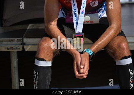 Un coureur a vu se rétablir après avoir terminé l'édition 37th du Marathon de Sofia, à côté de la cathédrale Saint Aleksandar Nevski. Dimanche, 11 octobre 2020, à Sofia, Bulgarie. (Photo par Artur Widak/NurPhoto) Banque D'Images