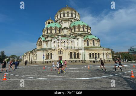 Coureurs vus lors de l'édition 37th du Marathon de Sofia, à côté de la cathédrale Saint Aleksandar Nevski. Dimanche, 11 octobre 2020, à Sofia, Bulgarie. (Photo par Artur Widak/NurPhoto) Banque D'Images