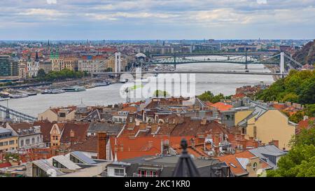 De nombreux ponts sur le Danube dans la capitale hongroise Budapest Cityscape Banque D'Images