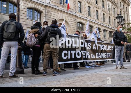 Environ 30 policiers protestaient devant le quartier général de la police, préfecture de Paris, en France, sur 12 octobre 2020 pour manifester leur colère deux jours après l'attaque du commissariat de Champigny-sur-Marne. (Photo de Jerome Gilles/NurPhoto) Banque D'Images