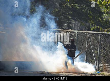 Un manifestant réagit après que la police indienne ait tiré des bidons de fumée lacrymogène près du site de la bataille des armes à feu dans la région de Barzulla, à Srinagar, au Cachemire, sur le 12 octobre 2020.des affrontements ont éclaté entre manifestants en colère et la police peu après la fin de la rencontre, au cours desquels deux militants, dont le commandant supérieur, ont été tués. (Photo par Faisal Khan/NurPhoto) Banque D'Images