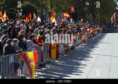 Un groupe de personnes avec des drapeaux de l'Espagne assistent à l'événement organisé à l'occasion de la Journée nationale des fêtes, à Madrid ce lundi, au Palais Royal de 12 octobre 2020 à Madrid, Espagne (photo par Oscar Gonzalez/NurPhoto) Banque D'Images