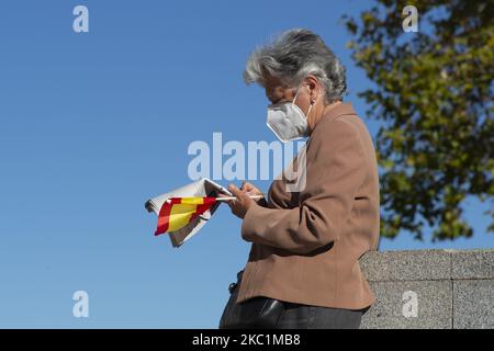 Un groupe de personnes avec des drapeaux de l'Espagne assistent à l'événement organisé à l'occasion de la Journée nationale des fêtes, à Madrid ce lundi, au Palais Royal de 12 octobre 2020 à Madrid, Espagne (photo par Oscar Gonzalez/NurPhoto) Banque D'Images