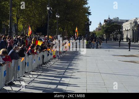 Un groupe de personnes avec des drapeaux de l'Espagne assistent à l'événement organisé à l'occasion de la Journée nationale des fêtes, à Madrid ce lundi, au Palais Royal de 12 octobre 2020 à Madrid, Espagne (photo par Oscar Gonzalez/NurPhoto) Banque D'Images