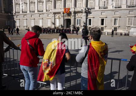 Un groupe de personnes avec des drapeaux de l'Espagne assistent à l'événement organisé à l'occasion de la Journée nationale des fêtes, à Madrid ce lundi, au Palais Royal de 12 octobre 2020 à Madrid, Espagne (photo par Oscar Gonzalez/NurPhoto) Banque D'Images