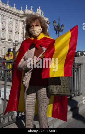 Un groupe de personnes avec des drapeaux de l'Espagne assistent à l'événement organisé à l'occasion de la Journée nationale des fêtes, à Madrid ce lundi, au Palais Royal de 12 octobre 2020 à Madrid, Espagne (photo par Oscar Gonzalez/NurPhoto) Banque D'Images