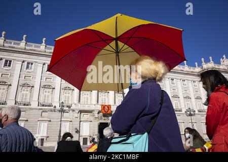 Un groupe de personnes avec des drapeaux de l'Espagne assistent à l'événement organisé à l'occasion de la Journée nationale des fêtes, à Madrid ce lundi, au Palais Royal de 12 octobre 2020 à Madrid, Espagne (photo par Oscar Gonzalez/NurPhoto) Banque D'Images