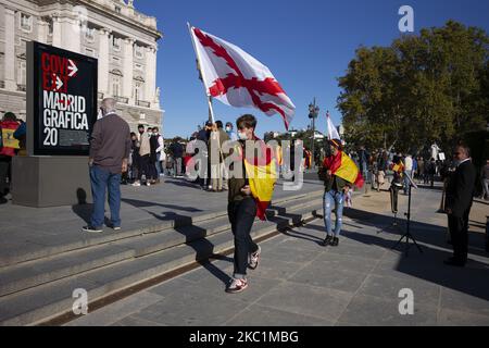 Un groupe de personnes avec des drapeaux de l'Espagne assistent à l'événement organisé à l'occasion de la Journée nationale des fêtes, à Madrid ce lundi, au Palais Royal de 12 octobre 2020 à Madrid, Espagne (photo par Oscar Gonzalez/NurPhoto) Banque D'Images