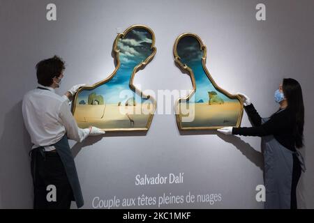 LONDRES, ROYAUME-UNI - 12 OCTOBRE 2020: Les membres du personnel posent avec couple aux tetes pléines de nuages (1937) par Salvador Dali (est. £7 000 000 – 10 000 000) lors d'un appel photo pour la vente d'art moderne et impressionniste de Bonhams, sur 12 octobre 2020 à Londres, en Angleterre. (Photo de Wiktor Szymanowicz/NurPhoto) Banque D'Images