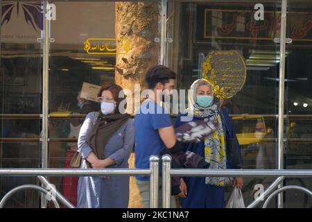 Deux femmes iraniennes portant un masque facial protecteur se tiennent dans un stand de bus dans le centre de Téhéran, à 12 octobre 2020. Les personnes vivant à Téhéran doivent porter un masque facial protecteur si elles veulent apparaître dans les lieux publics comme la nouvelle maladie à coronavirus (COVID-19) qui augmente rapidement dans la capitale, selon une ordonnance des gouvernements iraniens et des responsables de la santé. (Photo de Morteza Nikoubazl/NurPhoto) Banque D'Images