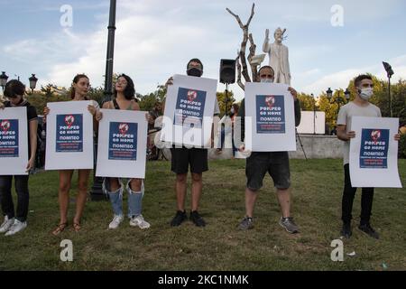 Des jeunes portant une bannière et une affiche avec Pompeo et l'inscription Pompeo Go Home, ministre de la guerre, indésirables dans notre pays. Une marche de protestation a eu lieu sur les routes de la ville de Thessalonique en Grèce contre la visite officielle du secrétaire d’État américain Mike Pompeo ou officiellement Michael Richard Pompeo dans le cadre de sa visite en Grèce. Les manifestants ont tenu des propos anti-Pompeo, anti-US et anti-OTAN ou des inscriptions disant Pompeo Go Gome sur des bannières, à la suite des mêmes slogans que ceux de divers communistes, groupes de gauche, organisations, syndicats ouvriers ou étudiants, etc. Qui ont participé. Devant o Banque D'Images