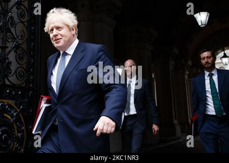 Le Premier ministre britannique Boris Johnson revient à Downing Street à la suite de la réunion hebdomadaire du cabinet, qui se tient actuellement au Foreign, Commonwealth and Development Office (FCDO), à Londres, en Angleterre, sur 13 octobre 2020. (Photo de David Cliff/NurPhoto) Banque D'Images