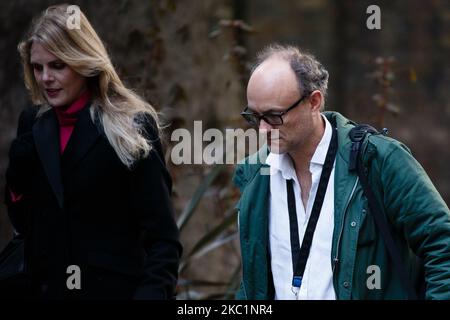 Dominic Cummings (R), conseiller principal du Premier ministre Boris Johnson, se promène aux côtés du conseiller spécial Cleo Watson (L) sur Downing Street à Londres, en Angleterre, sur 13 octobre 2020. (Photo de David Cliff/NurPhoto) Banque D'Images