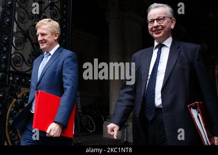 Le secrétaire d'État au numérique, à la Culture, aux médias et au Sport, Oliver Dowden (L), député conservateur de Hertsmere, Et le ministre du Cabinet et chancelier du duché de Lancaster Michael Gove (R), député du Parti conservateur de Surrey Heath, revient à Downing Street à la suite de la réunion hebdomadaire du Cabinet au Bureau des affaires étrangères, du Commonwealth et du développement (FCDO) à Londres (Angleterre), en 13 octobre 2020. (Photo de David Cliff/NurPhoto) Banque D'Images