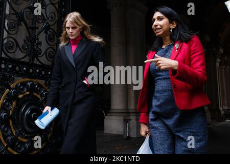 Le procureur général Suella Braverman (R), députée du Parti conservateur pour Fareham, retourne à Downing Street aux côtés du conseiller spécial Cleo Watson, lors de la réunion hebdomadaire du cabinet du Foreign, Commonwealth and Development Office (FCDO) à Londres, en Angleterre, sur 13 octobre 2020. (Photo de David Cliff/NurPhoto) Banque D'Images