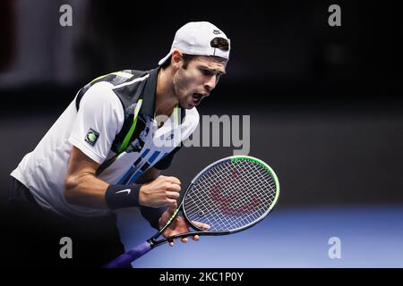 Karen Khachanov, de Russie, célèbre lors de son tournoi international de tennis ATP Saint-Pétersbourg ouvert 2020 contre James Duckworth, d'Australie, sur 13 octobre 2020 à l'arène de Sibur à Saint-Pétersbourg, en Russie. (Photo de Mike Kireev/NurPhoto) Banque D'Images