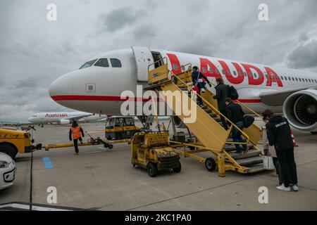 Passagers à bord de l'avion pour le vol à Vienne. Vol avec l'avion Lauda Airbus A320 portant l'immatriculation 9H-LMJ pendant la pandémie du coronavirus Covid-19 avec passager et équipage portant un masque facial. Laudamotion ou Lauda est un transporteur autrichien à faible coût appartenant à Ryanair et exploitant les codes Ryanair FR pour IATA, RYR pour ICAO et RYANAIR. Le transporteur aérien économique est basé à l'aéroport international de Vienne vie LOWW ou Flughafen Wien-Schwechat en Autriche avec une flotte de 28 Airbus. Vienne, Autriche sur 12 octobre 2020 (photo de Nicolas Economou/NurPhoto) Banque D'Images