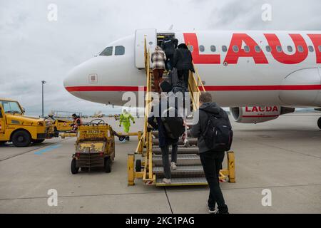 Passagers à bord de l'avion pour le vol à Vienne. Vol avec l'avion Lauda Airbus A320 portant l'immatriculation 9H-LMJ pendant la pandémie du coronavirus Covid-19 avec passager et équipage portant un masque facial. Laudamotion ou Lauda est un transporteur autrichien à faible coût appartenant à Ryanair et exploitant les codes Ryanair FR pour IATA, RYR pour ICAO et RYANAIR. Le transporteur aérien économique est basé à l'aéroport international de Vienne vie LOWW ou Flughafen Wien-Schwechat en Autriche avec une flotte de 28 Airbus. Vienne, Autriche sur 12 octobre 2020 (photo de Nicolas Economou/NurPhoto) Banque D'Images