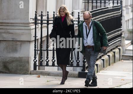 Un conseiller du gouvernement britannique Cleo Watson (L) et un conseiller politique spécial du Premier ministre britannique Dominic Cummings (R) arrivent à Downing Street, dans le centre de Londres, avant la réunion du Cabinet du 13 octobre 2020 à Londres, en Angleterre. (Photo de Wiktor Szymanowicz/NurPhoto) Banque D'Images