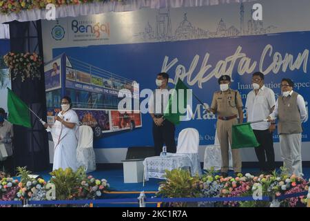 Drapeau-off, ministre en chef du Bengale occidental (à gauche) Mamata Banerjee inaugure deux bus à impériale à Kolkata sur 13 octobre 2020. Les bus à impériale ont été introduits en 1920s. L'ancien parti du gouvernement du Front a éliminé ces derniers au début de 1990s. En 2005, le dernier bus est passé des routes de la ville. En 2011, après avoir pris le pouvoir, Banerjee a demandé au service des transports de ramener les bus emblématiques.les nouveaux bus seront dotés de fonctions telles que les portes automatiques, les tableaux de destination, les boutons de panique et les caméras de vidéosurveillance. Alors que les vieux bus avaient deux portes, ils en auront une. Des 51 sièges, le Banque D'Images