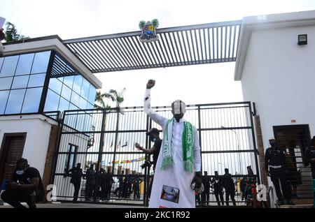 Un manifestant DE FIN du SRAS tient ses poings dans les airs en montrant son soutien à la protestation en cours contre le harcèlement, les meurtres et la brutalité de l'unité de police nigériane appelée Squad spécial anti-vol (SRAS) à la Maison d'État de Lagos à l'Assemblée sur 13 octobre 2020. (Photo par Olukayode Jaiyeola/NurPhoto) Banque D'Images