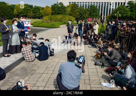 Lee Yong-soo, la victime japonaise du réconfort militaire, tient une conférence de presse à l'Assemblée nationale de Yeouido pour demander le retrait de l'ordre de démantèlement de la statue de la paix à Mitegu, Berlin, Allemagne, sur le 14 octobre 2020 à Séoul, Corée du Sud. À gauche se trouve Lee Na-Young, président de l'Association de solidarité Justice et mémoire, et à droite, Yang Ki-dae, membre du Parlement du Parti démocratique. (Photo de Chris Jung/NurPhoto) Banque D'Images