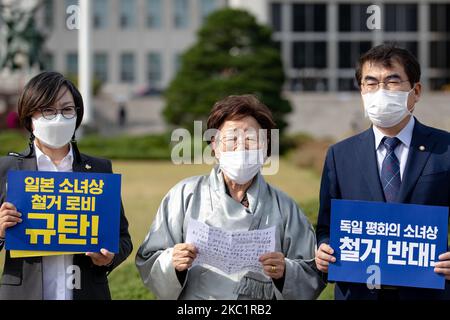 Lee Yong-soo, la victime japonaise du réconfort militaire, tient une conférence de presse à l'Assemblée nationale de Yeouido pour demander le retrait de l'ordre de démantèlement de la statue de la paix à Mitte, Berlin, Allemagne sur 14 octobre 2020 à Séoul, Corée du Sud. À gauche se trouve Lee Na-Young, président de l'Association de solidarité Justice et mémoire, et à droite, Yang Ki-dae, membre du Parlement du Parti démocratique. (Photo de Chris Jung/NurPhoto) Banque D'Images