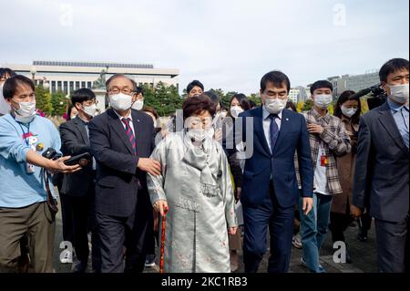 Lee Yong-soo, la victime des femmes de réconfort militaire japonaises, part après la conférence de presse à l'Assemblée nationale de Yeouido à Séoul, en Corée du Sud sur 14 octobre 2020. Elle demande le retrait de l'ordre de démantèlement de la statue de la paix à Mitte, Berlin, Allemagne. (Photo de Chris Jung/NurPhoto) Banque D'Images